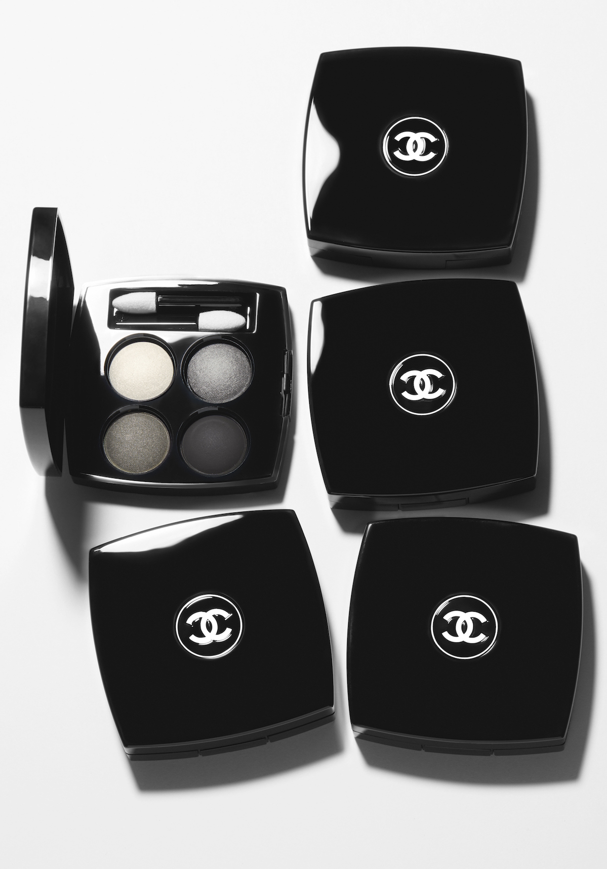 Noir et Blanc de Chanel F/W 2019 make-up collection : light meets