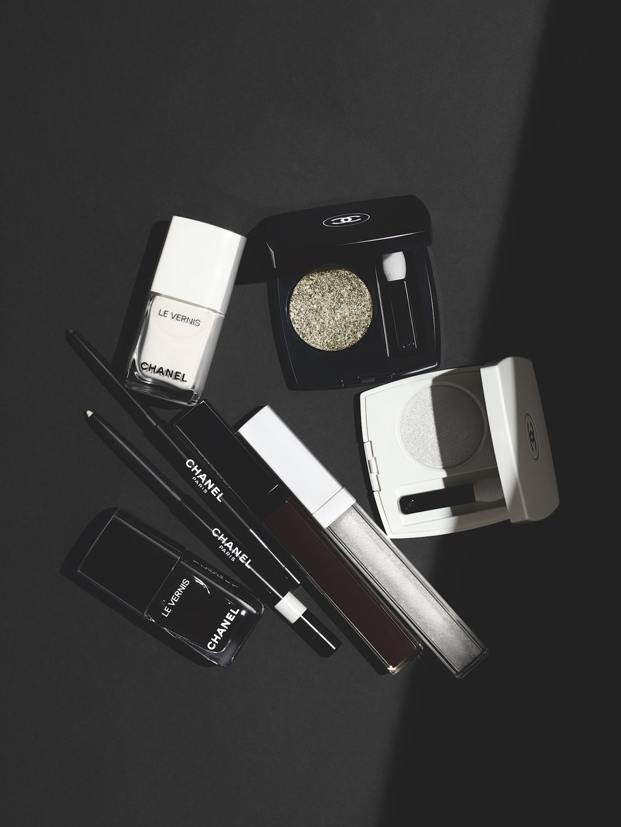 Noir et Blanc de Chanel F/W 2019 make-up collection : light meets